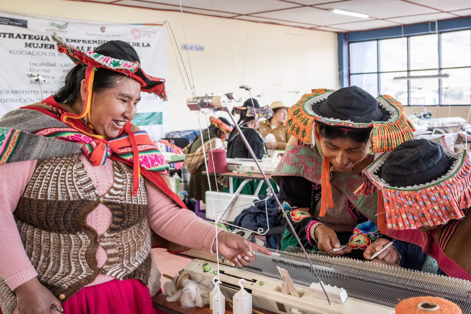 Artesanas trabajando en diseños y desarrollo de productos de alpaca