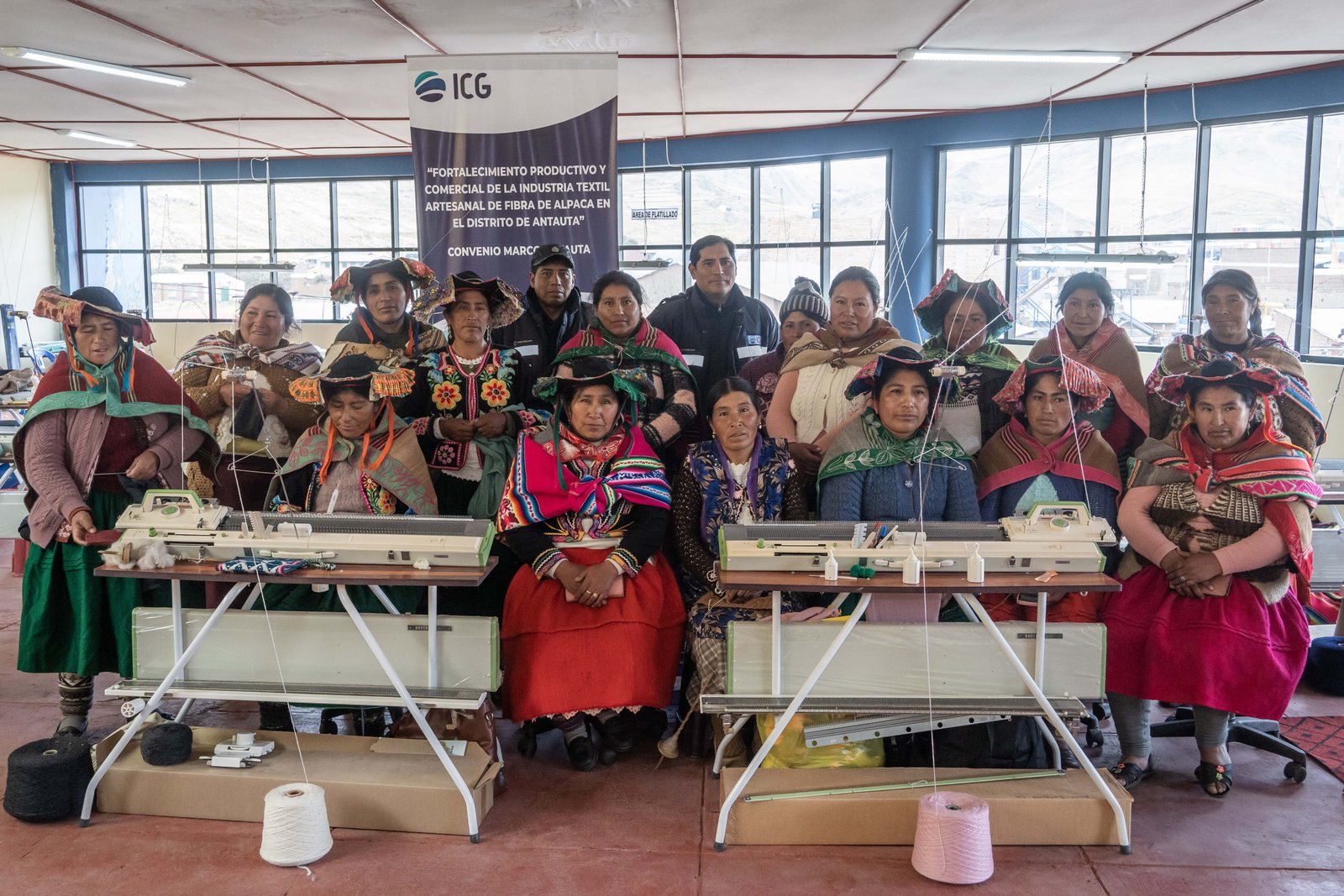 Grupo completo de artesanas con equipo Alpaca Link en las comunidades de Puno