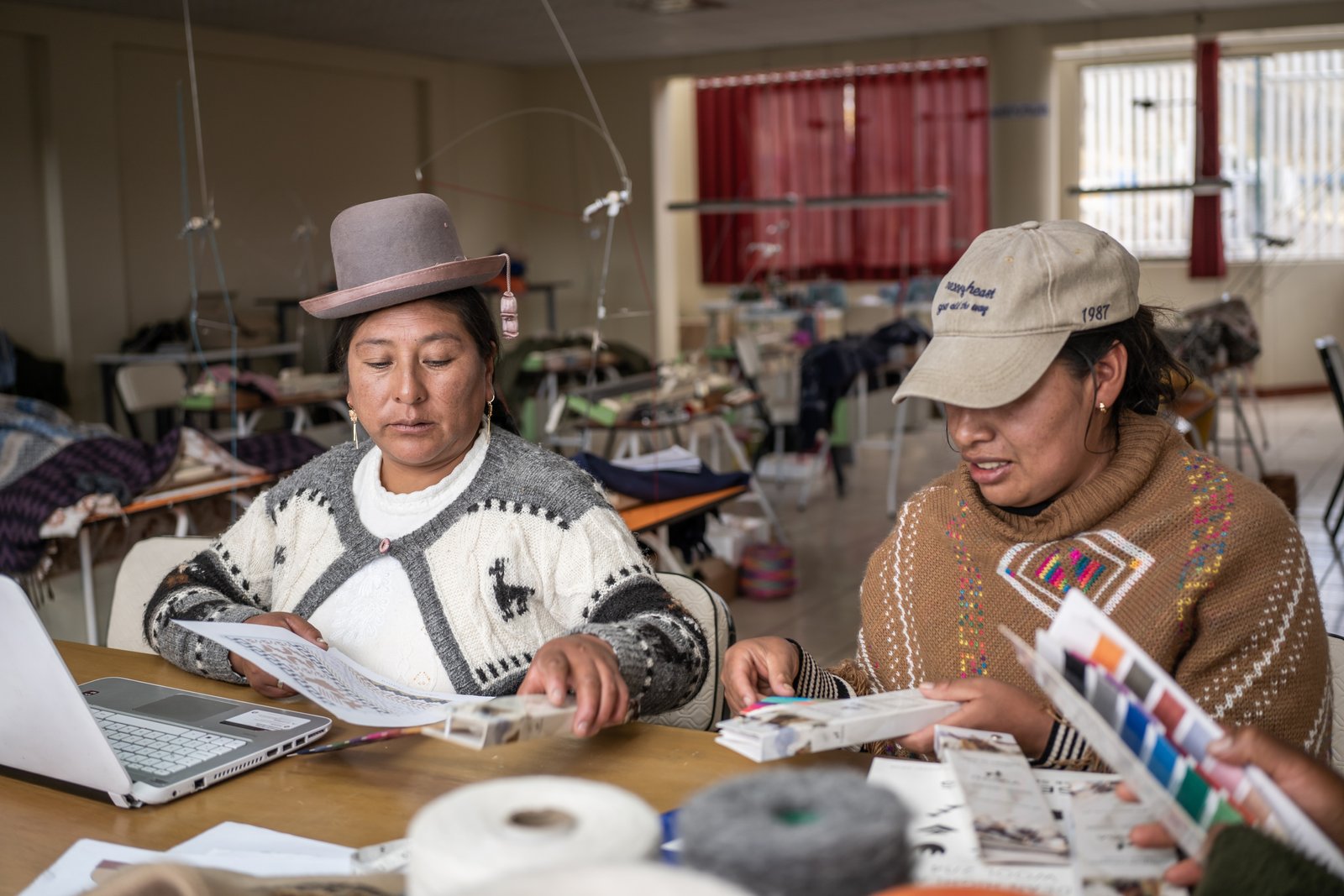 Artesanas trabajando con tecnología - Alpaca Link