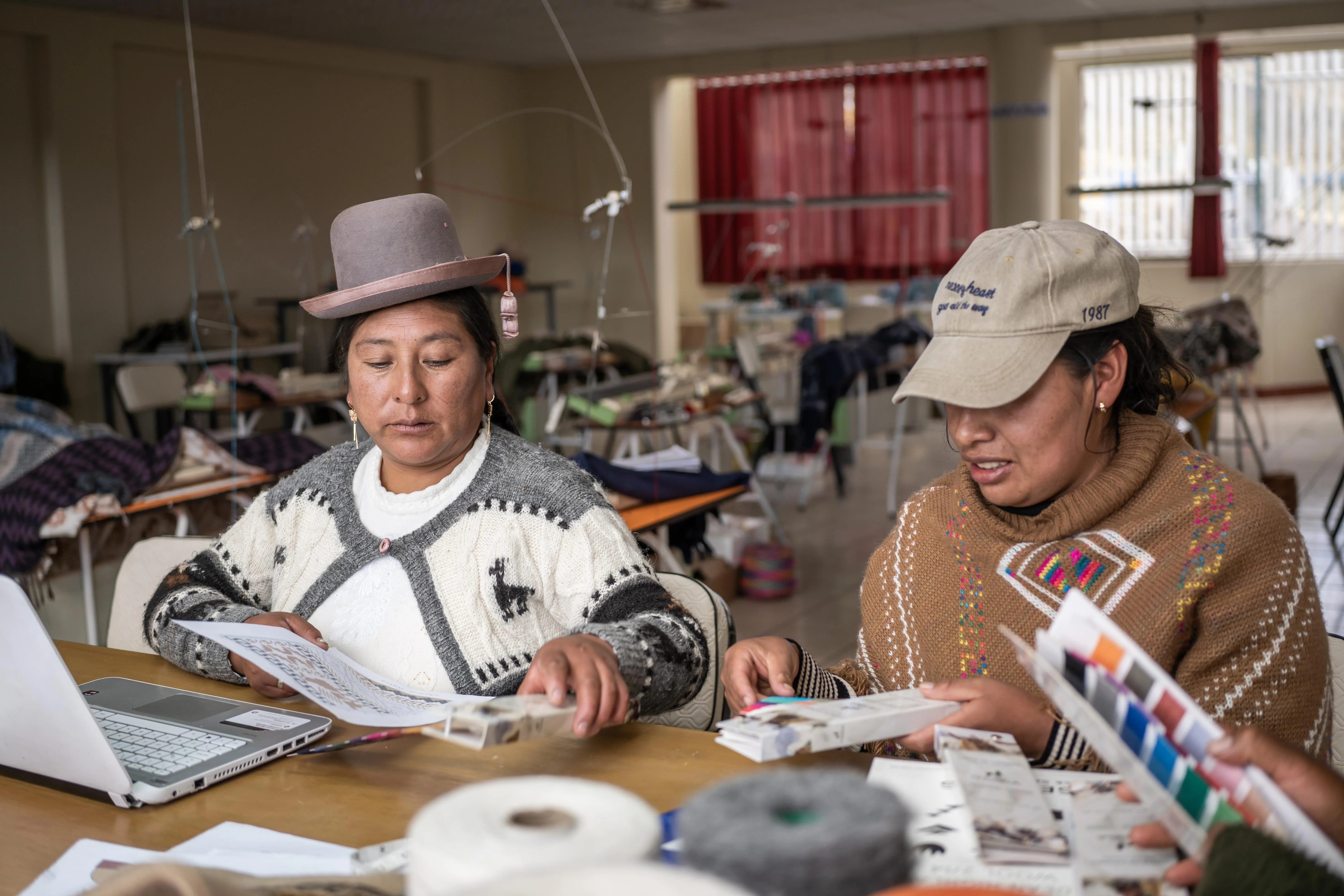 Artesanas trabajando con tecnología - Alpaca Link