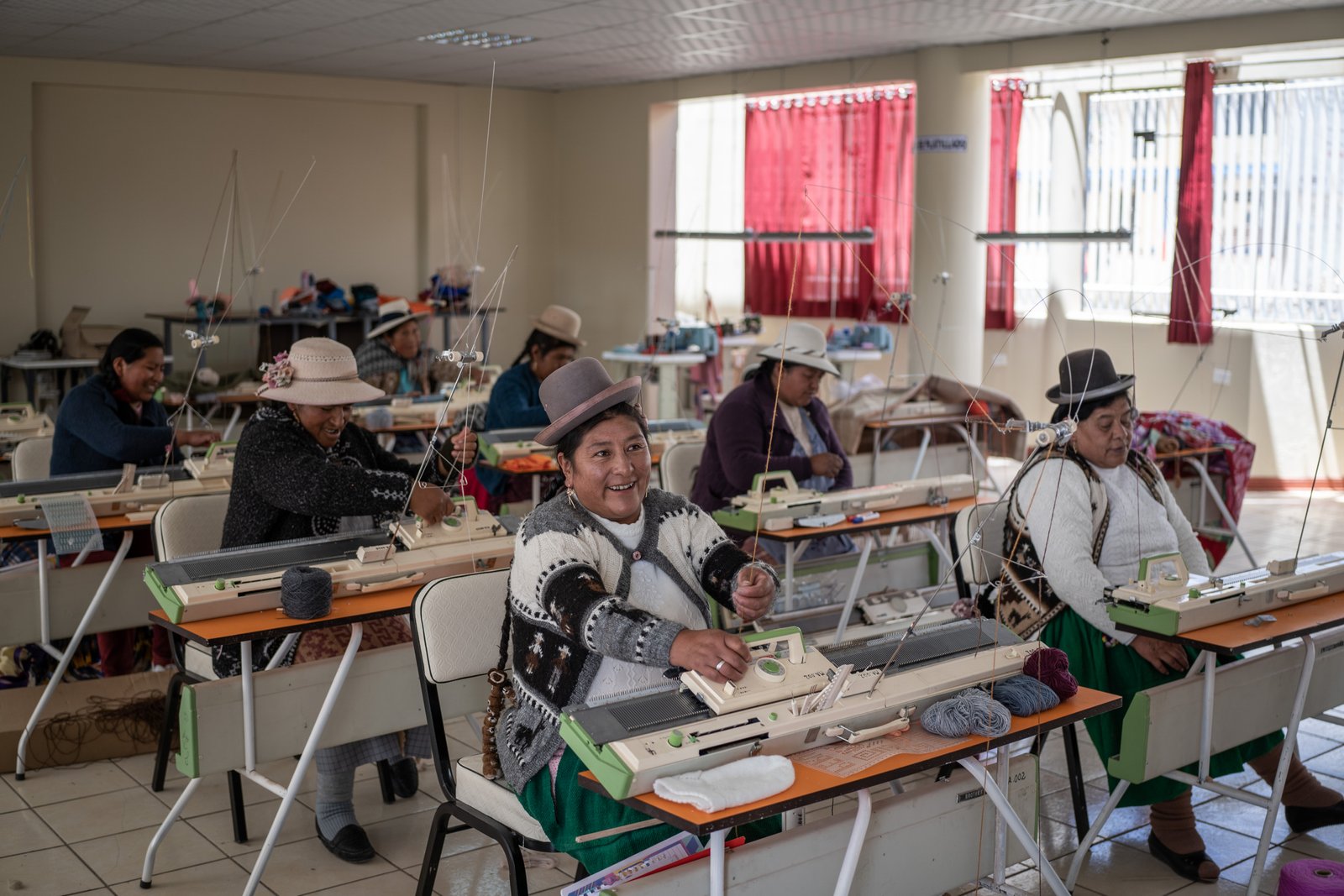 Artesana tejiendo en telar tradicional - manufactura de alpaca