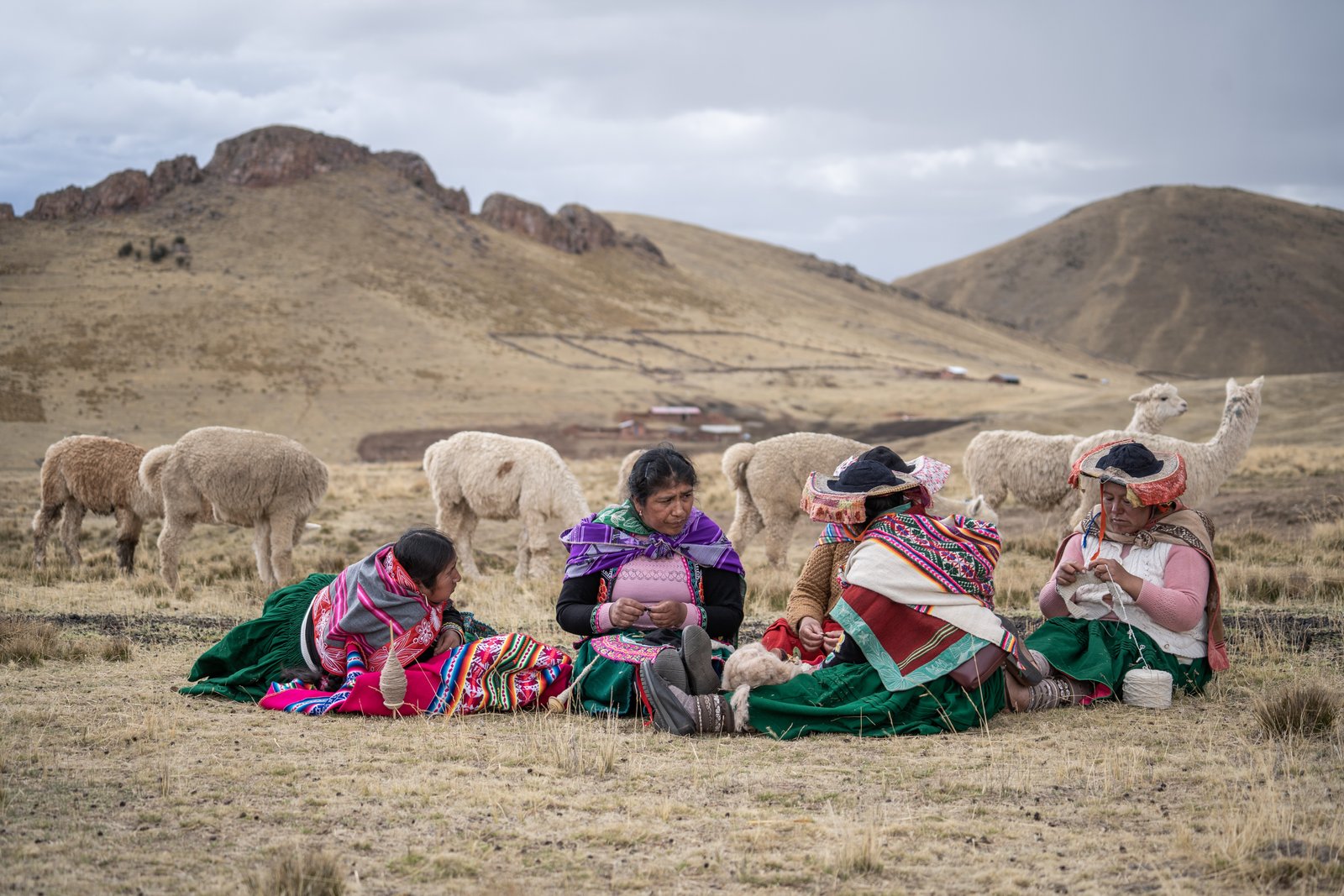Artesana tejiendo productos de alpaca a mano